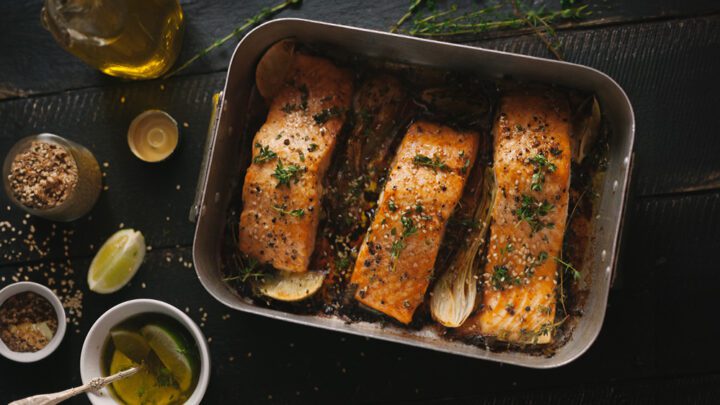 Lachs im Ofen mit Honig-Senf-Marinade auf grünem Spargel • Koch-Mit