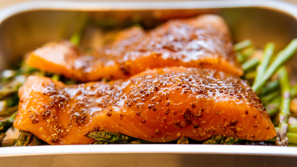 Ofen-Lachs mit Honig-Senf-Marinade