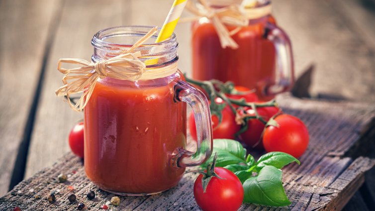Gemüse-Smoothie Tomate-Basilikum in Glas
