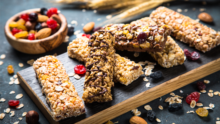 Proteinriegel mit Haferflocken, Nüssen, Früchten