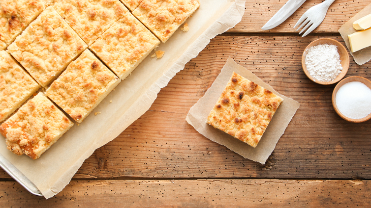 Schneller Blechkuchen mit Pudding und Streuseln