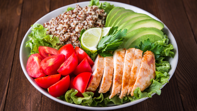 Sous-Vide-Hähnchen-Salat-Bowl auf Holztisch