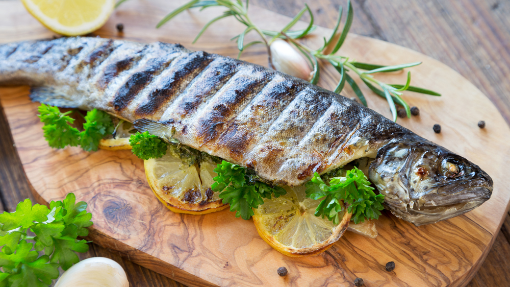 Forelle grillen - Frisch mit Rosmarin-Zitronen-Füllung • Koch-Mit