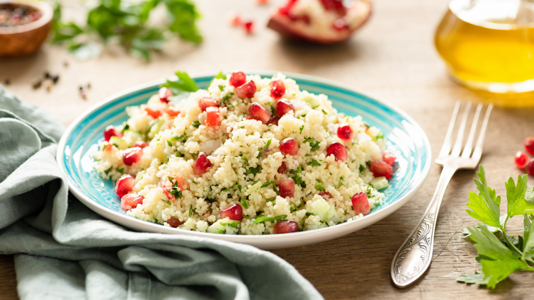 Salate zum Grillen Couscous mit Granatapfelkernen
