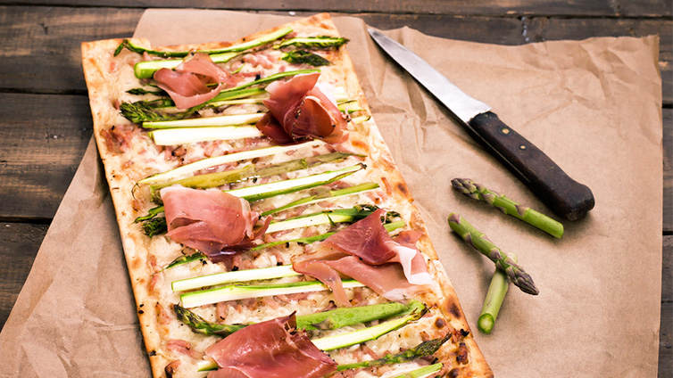 Flammkuchen mit Spargel