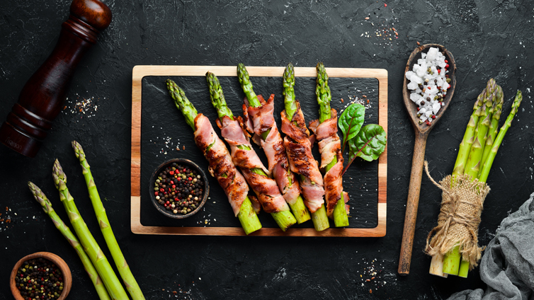 Grüner Spargel gegrillt im Speckmantel