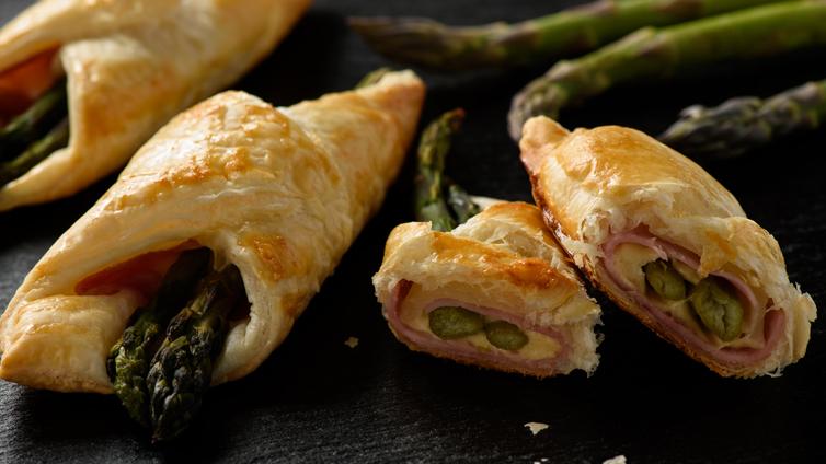 Grüner Spargel im Blätterteig mit Schinken