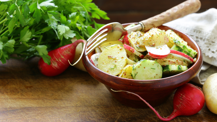 Kartoffelsalat mit Radieschen in Schüssel