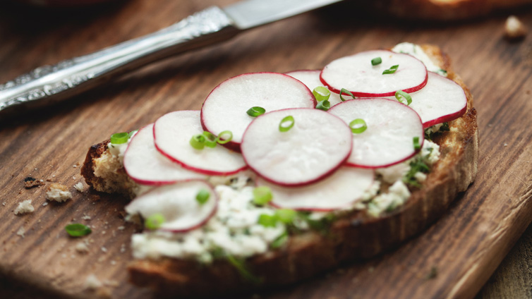 Brot mit Radieschen-Dip