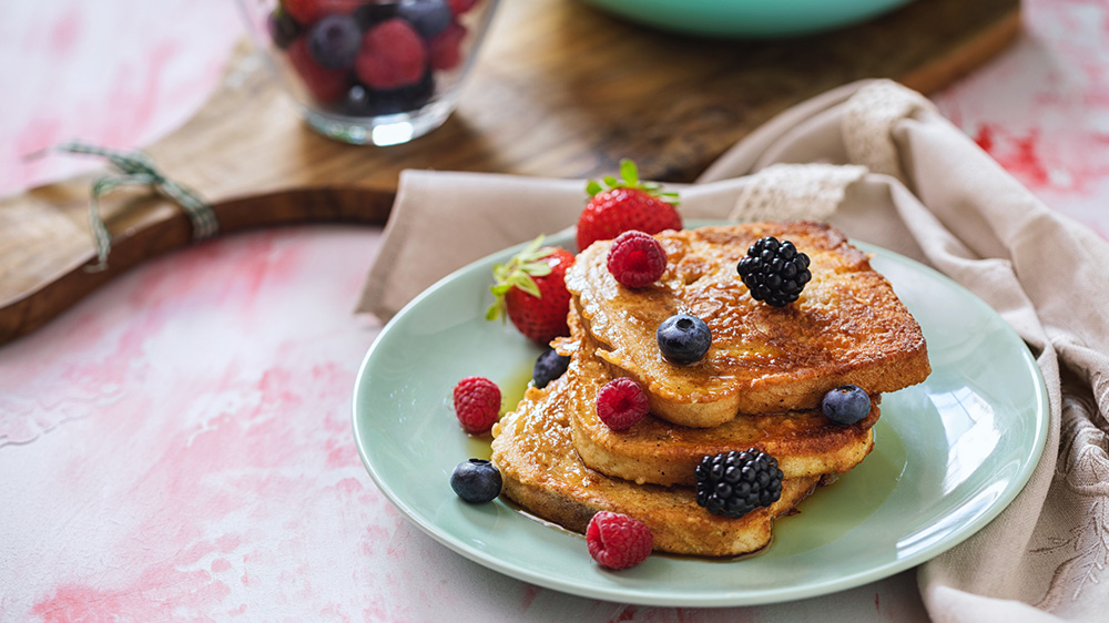 Knuspriger French-Toast mit Beeren