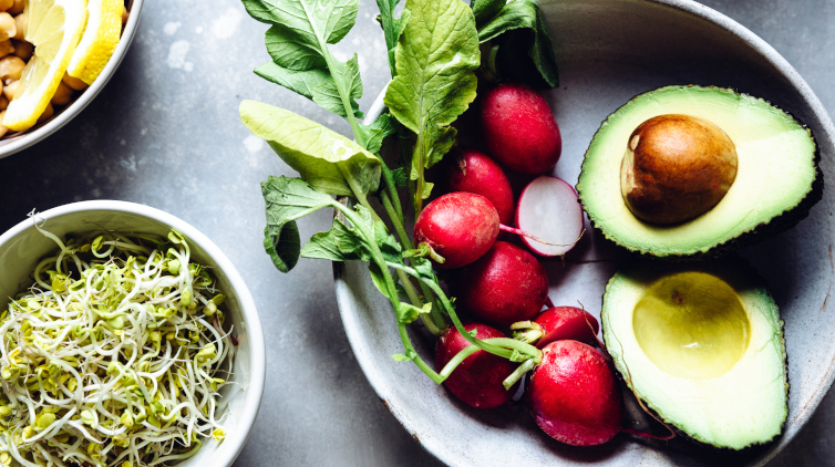 Avocado mit Radieschen