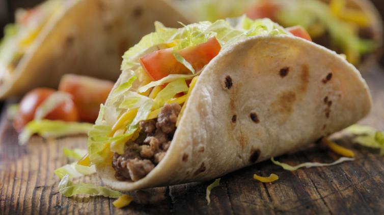 Mais-Tortilla als Taco mit Hackfleisch