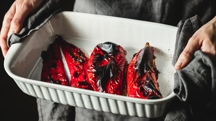 Geröstete Paprika in Auflaufform für Paprika-Aufstrich