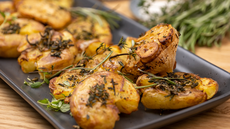 Smashed Potatoes auf Teller