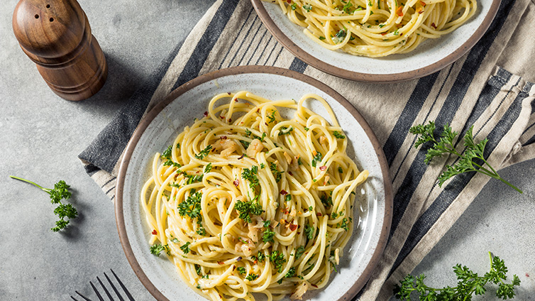 Spaghetti aglio e olio auf einem Teller