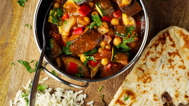 Auberginen-Curry mit Naan und Reis