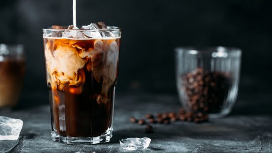 Cold-Brew-Kaffee im Glas mit Milch