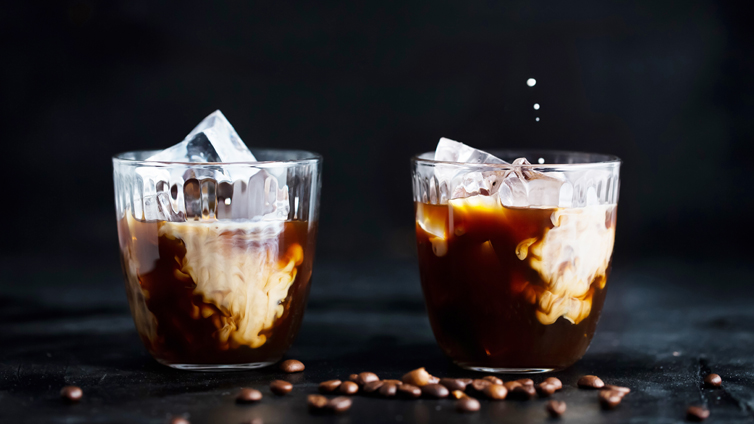 Cold-Brew-Kaffee im Glas mit Milch