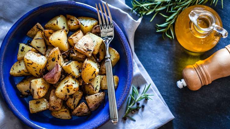Patatas al romero recién salidas del horno &#8211; aromáticas y crujientes