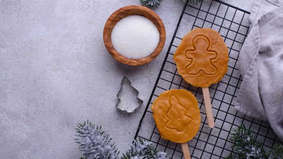 Dalgona-Kekse wie aus Squid Game mit Weihnachtsmotiven