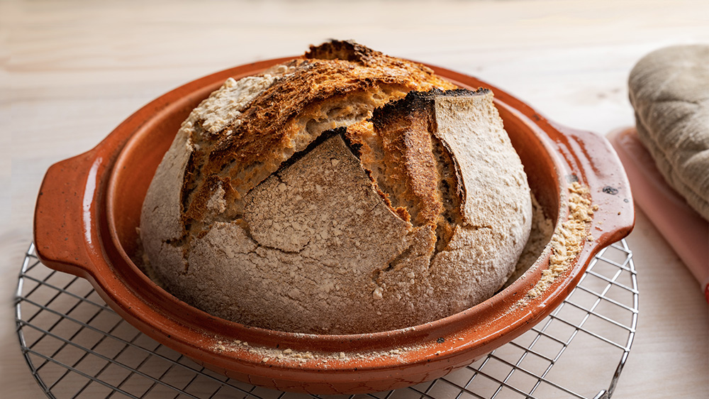 Brot backen im Römertopf - Saftig, knusprig, easy! • Koch-Mit