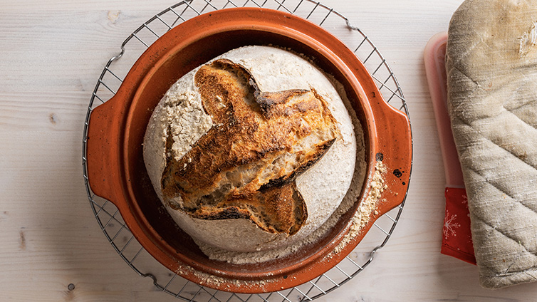 Brot backen im Römertopf - Saftig, knusprig, easy! • Koch-Mit