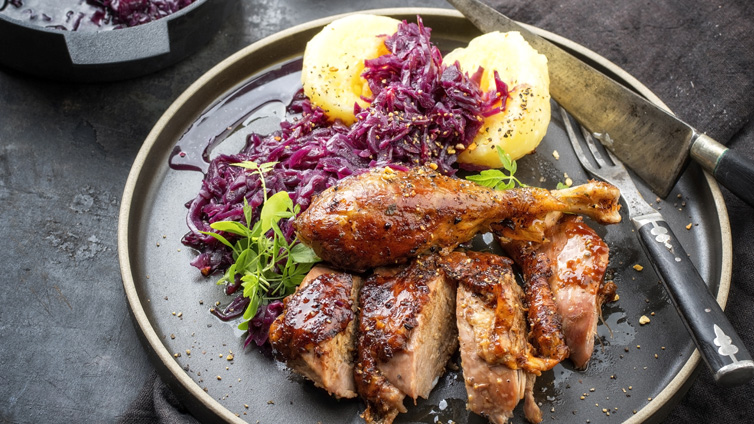 Entenbraten mit Rotkohl und Klößen