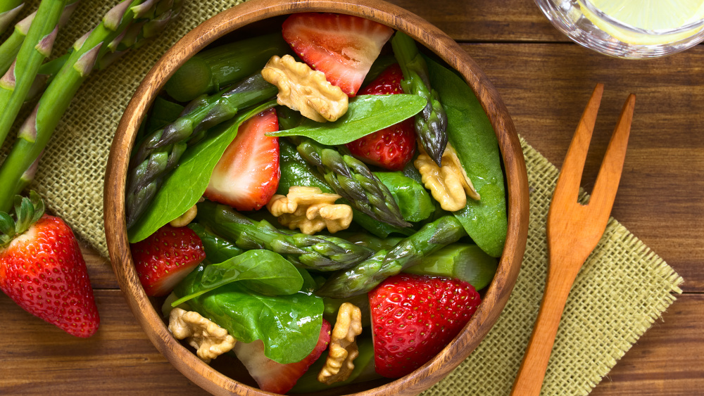 Grüner-Spargel-Salat mit Erdbeeren
