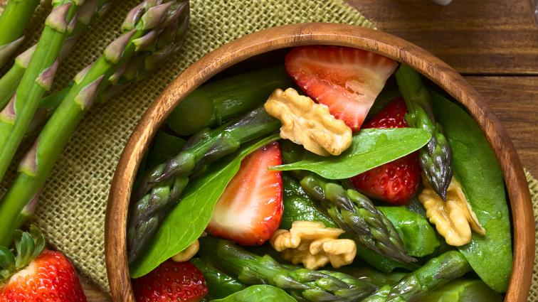 Grüner-Spargel-Salat mit Erdbeeren