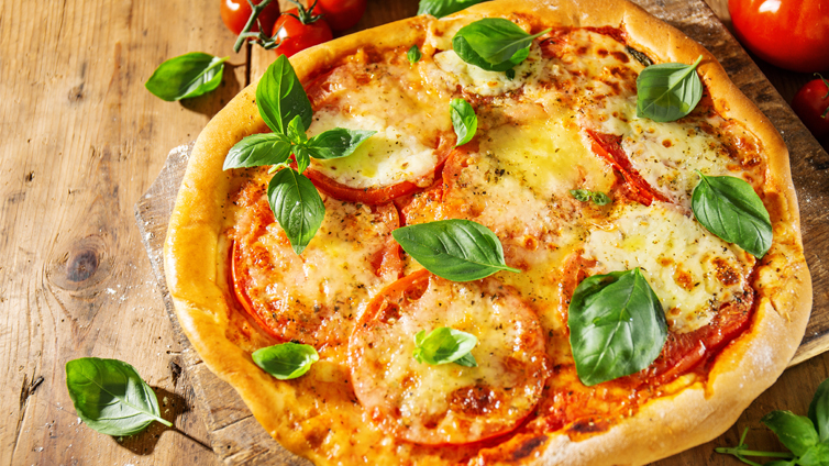 Quark-Öl-Teig-Pizza mit Tomaten und Käse