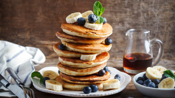 Buttermilch-Pancakes mit Banane, Blaubeeren, Sirup