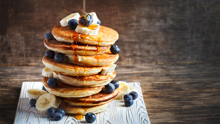 Buttermilch-Pancakes mit Banane, Blaubeeren, Sirup