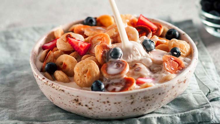 Pancake-Cereal mit Beeren und Milch