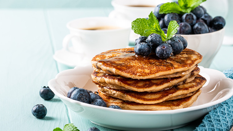 Low-Carb-Pancakes mit Blaubeeren