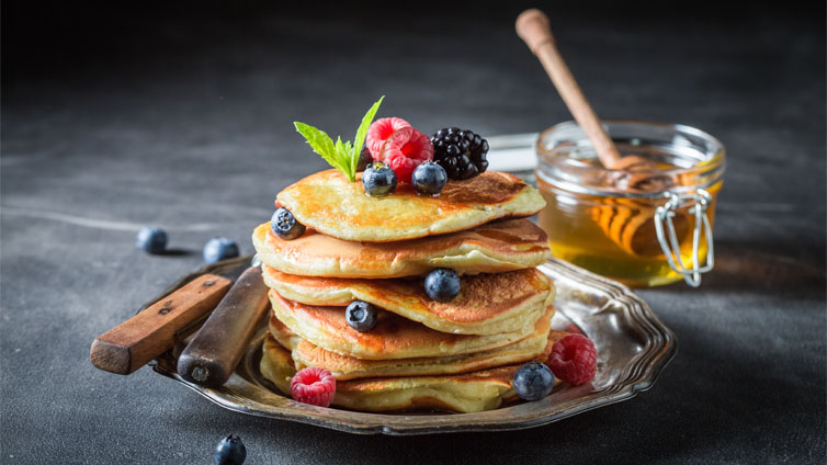 American Pancakes mit Beeren und Honig