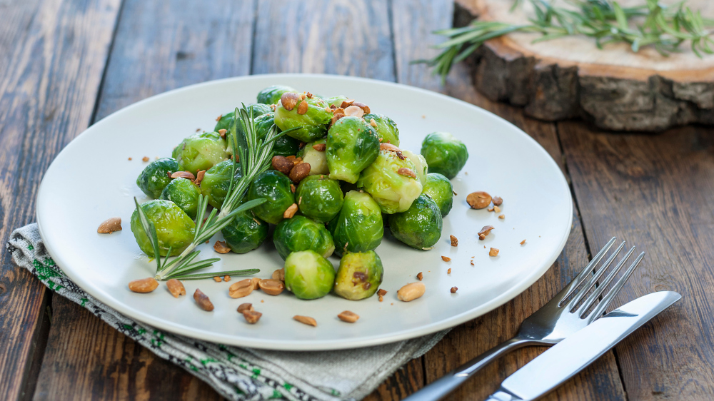 Rosenkohl mit gehackten Nüssen