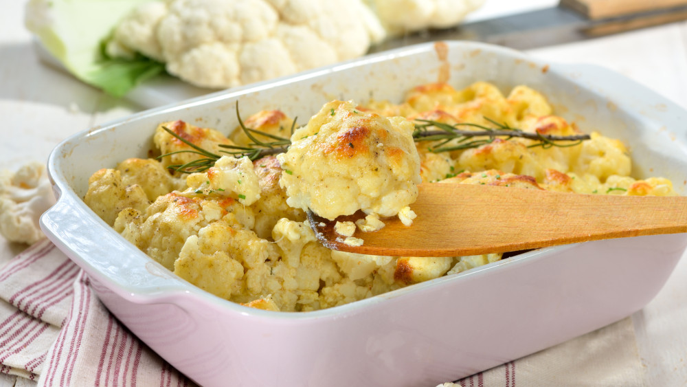 Blumenkohl überbacken in Auflaufform mit Kochlöffel