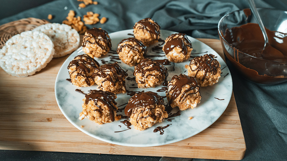 Reiswaffel-Kugeln mit Erdnussbutter