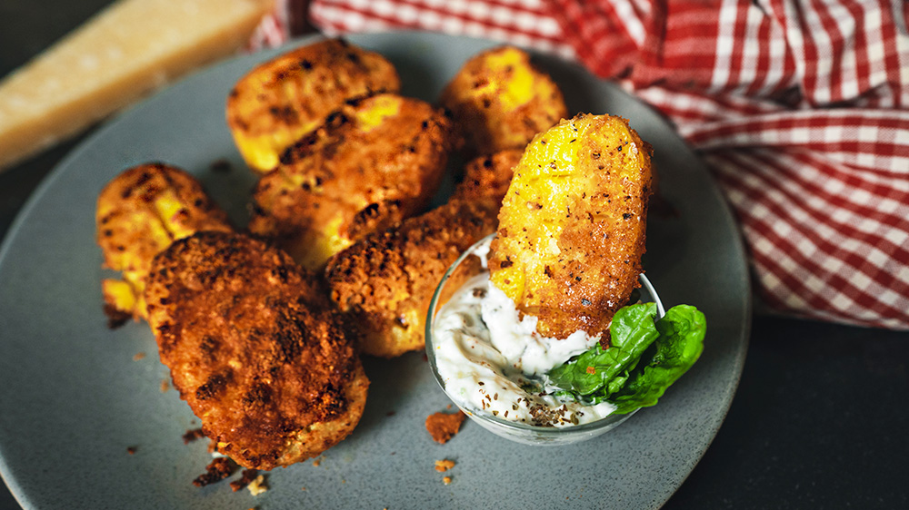 Gewinner Koch gebogen kartoffeln mit parmesan aus dem ofen Hahn fiel Dunst