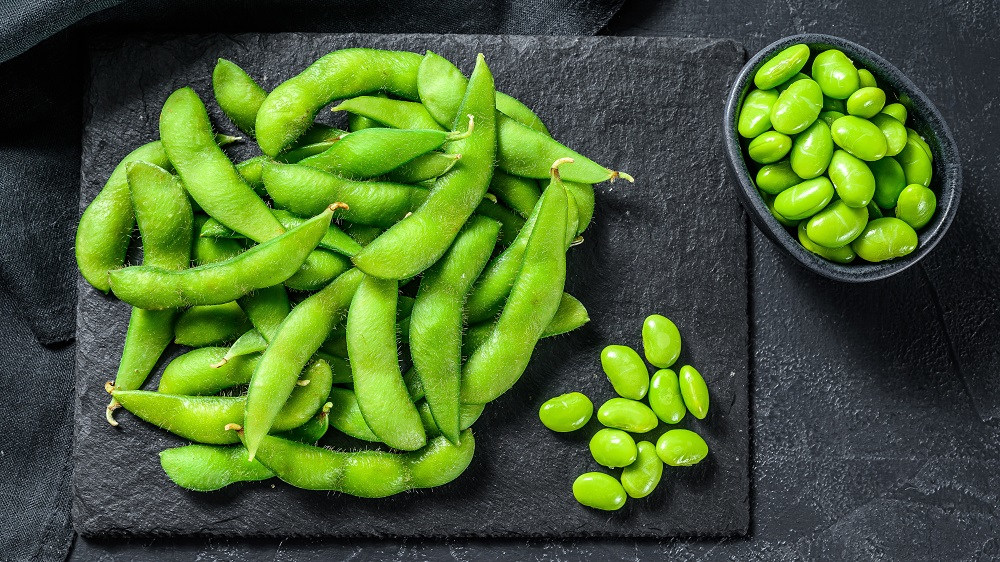 Edamame auf Schneidebrett