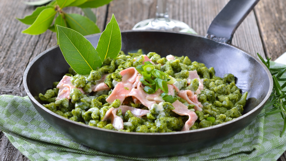 Spinatspätzle - Grün, würzig und selbst gemacht • Koch-Mit