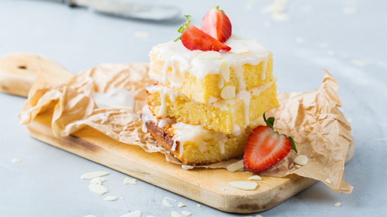 Veganer Zitronenkuchen mit Zuckerguss und Erdbeeren