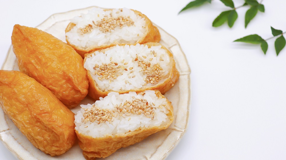 Inari Sushi auf Teller mit Sesam