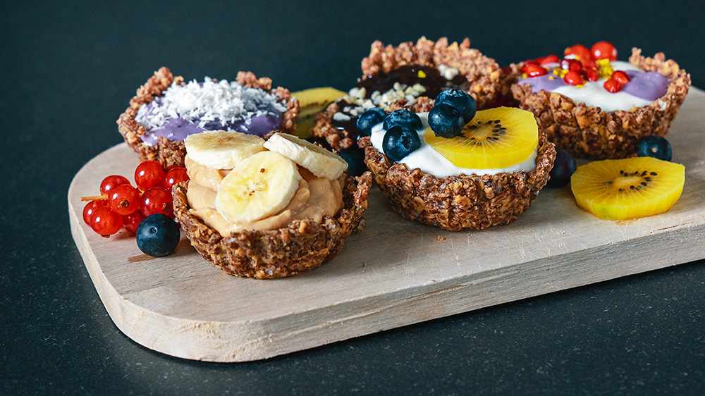 Granola Cups: Körbchen aus Müsli mit Joghurt und Obst