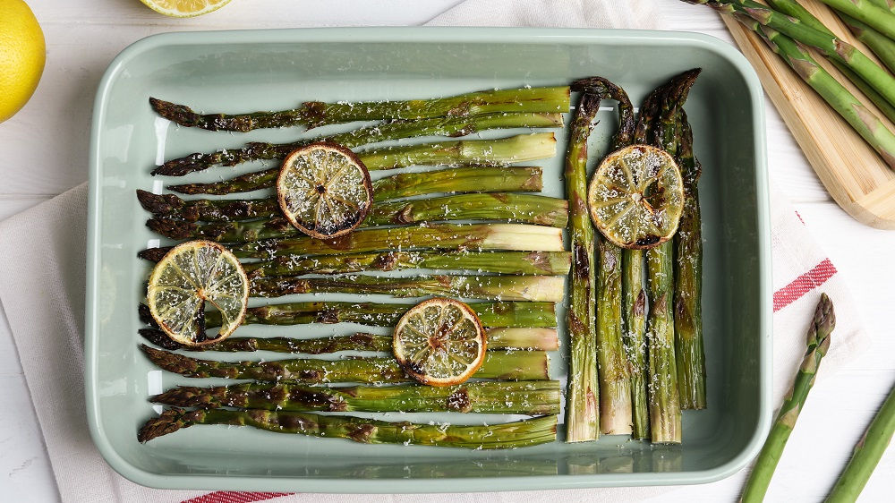 Grüner Spargel in der Auflaufform mit Zitronenscheiben