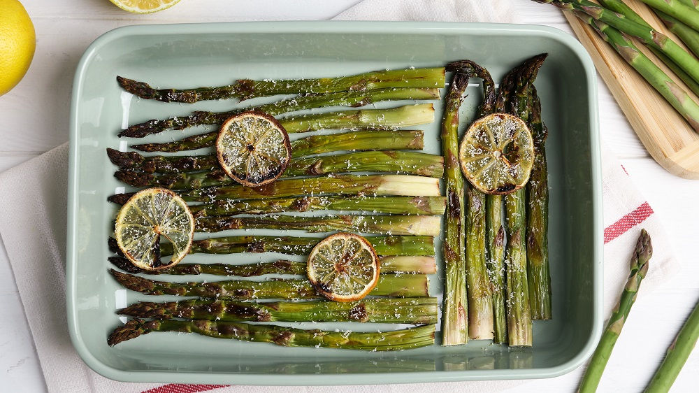 Grüner Spargel in der Auflaufform mit Zitronenscheiben