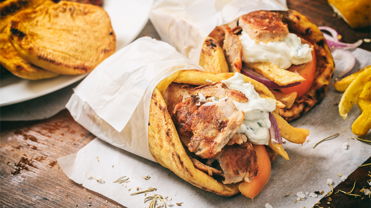 Gyros im Pita-Brot und Pommes