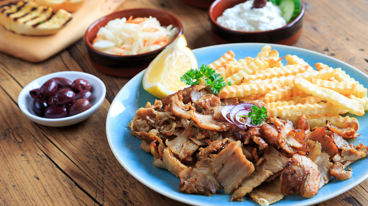 Gyros mit Pommes auf Teller