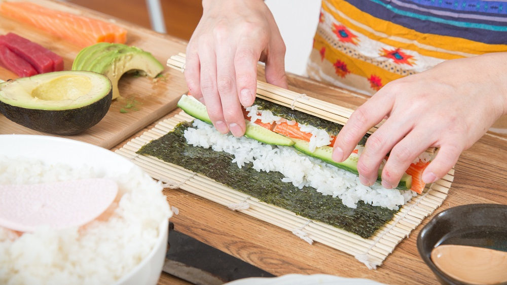 Maki Sushi auf Sushi Matte einrollen