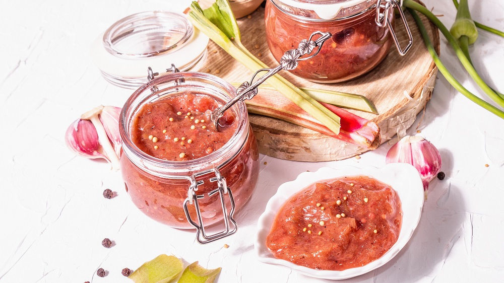 Rhabarber Chutney in verschiedenen Behältern von oben